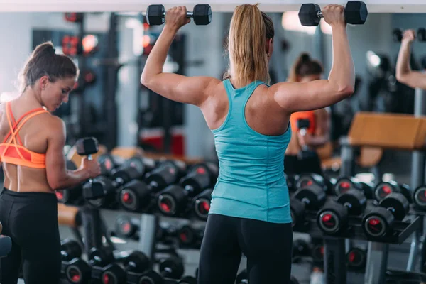 Modern Spor Salonunda Kadın Arkadaşlar Ağırlıkla Egzersiz Yapıyor — Stok fotoğraf