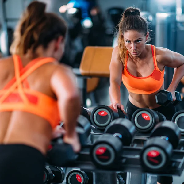 Attraktiv Ung Kvinna Tränar Med Vikter Gymmet — Stockfoto