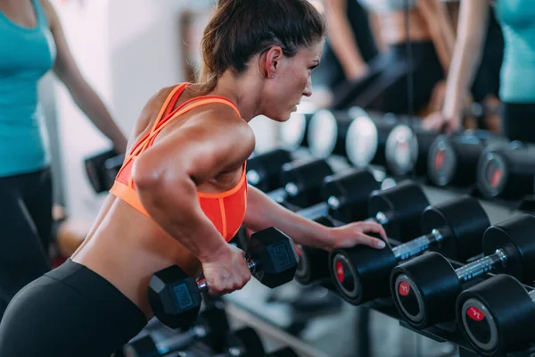 Atractiva Joven Haciendo Ejercicio Con Pesas Gimnasio — Foto de Stock