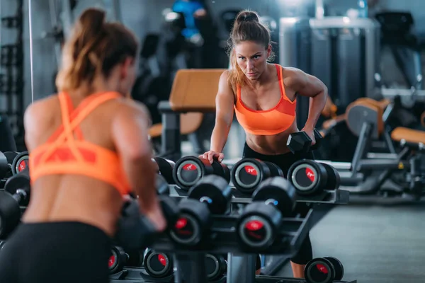 Spor Salonunda Ağırlıklarla Egzersiz Yapan Kadın — Stok fotoğraf