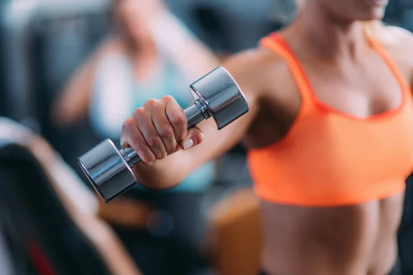 Aantrekkelijke Jonge Vrouw Die Traint Met Gewichten Moderne Fitnessruimte — Stockfoto