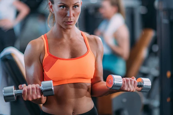 Kvinna Gör Bicepsövning Med Vikter — Stockfoto