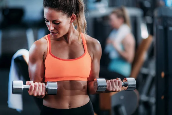 Žena Dělá Biceps Cvičení Tělesnou Hmotností — Stock fotografie