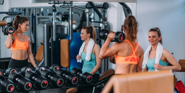 Amigas Haciendo Ejercicio Con Pesas Gimnasio Moderno — Foto de Stock