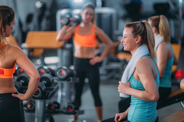 Perempuan Teman Teman Berolahraga Dengan Berat Modern Gym — Stok Foto