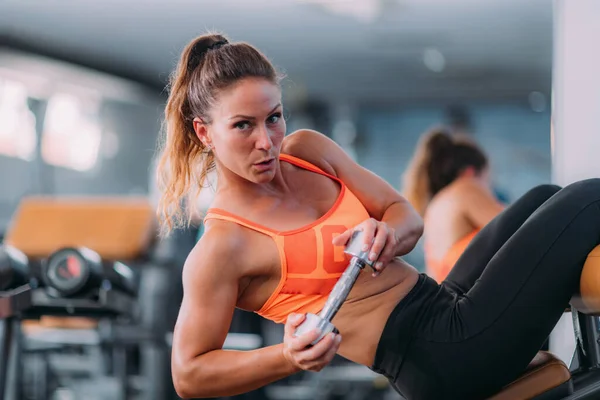 Kvinnlig Idrottare Gör Mycket Effektiva Sit Ups Med Hantel Modern — Stockfoto