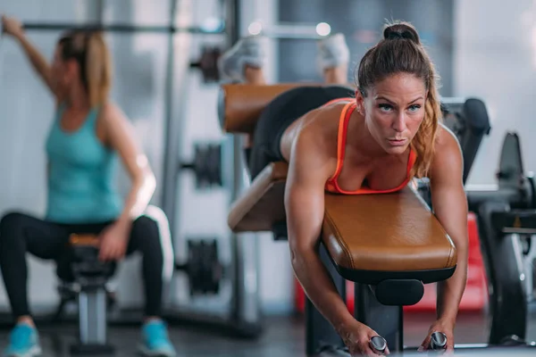 Inggris Female Athlete Exercising Lying Leg Curl Bench Gym — Stok Foto