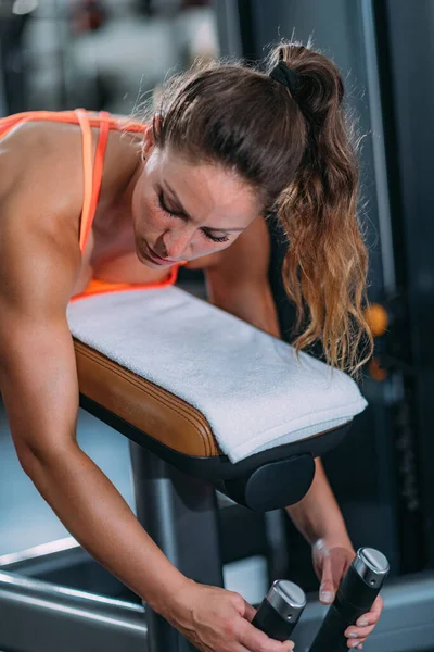 Atleta Feminina Exercitando Banco Cachos Perna Deitada Ginásio — Fotografia de Stock