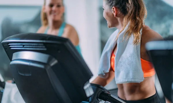 Mujeres Usando Cinta Correr Gimnasio Moderno — Foto de Stock