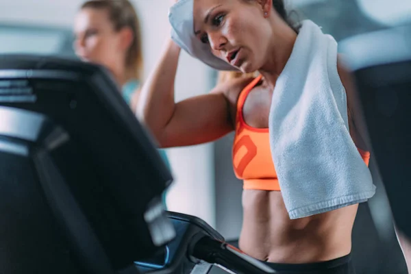 Kvinnor Som Använder Löpband Modern Gym — Stockfoto