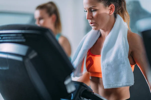 Mujeres Jóvenes Haciendo Ejercicio Cinta Correr — Foto de Stock