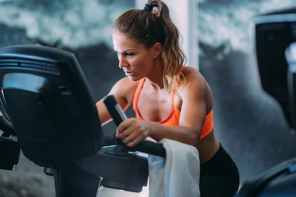 Mujer Haciendo Ejercicio Máquina Ciclismo —  Fotos de Stock