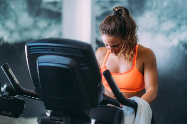 Femme Faisant Exercice Sur Une Machine Vélo — Photo