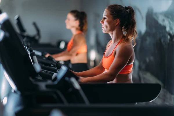 Mujer Haciendo Ejercicio Máquina Ciclismo — Foto de Stock