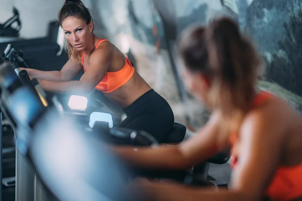 Mujer Haciendo Ejercicio Máquina Ciclismo — Foto de Stock