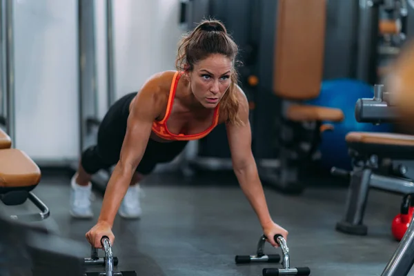 Female Athlete Doing Push Ups Gym — Stock Photo, Image