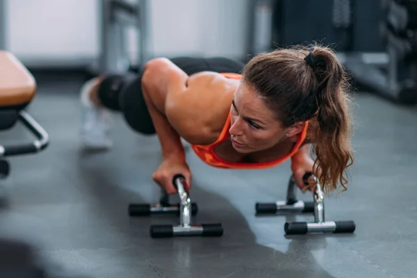 Atleta Feminina Fazendo Push Ups Ginásio — Fotografia de Stock