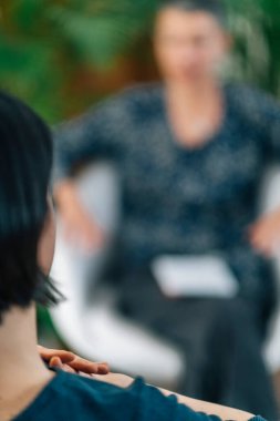 Yaşam koçu bir kadın müşteriyle çalışıyor, Pozitif Duyguları tanıtıyor.