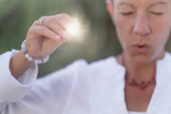 Antrenorul Spiritual Trimite Gânduri Pozitive Gesturi Mână — Fotografie, imagine de stoc