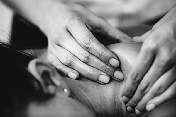 Physiotherapist Massaging Female Patient Injured Shoulder Blade Sports Injury Treatment — Stock Photo, Image