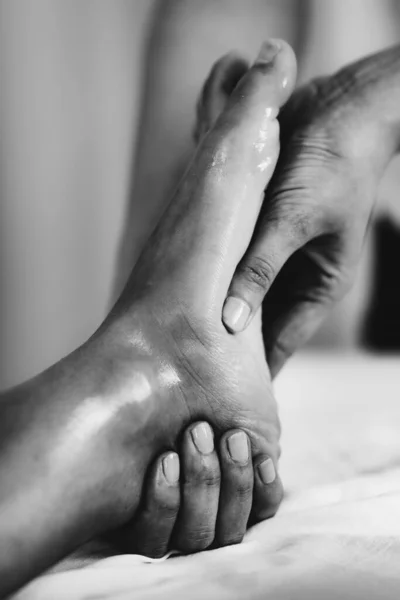 Fysioterapeut Masserar Kvinnliga Patienter Med Skadad Fot Idrottsskadebehandling — Stockfoto