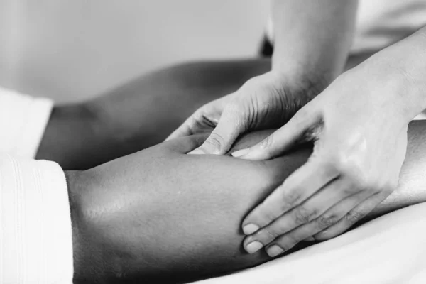 Fisioterapeuta Massageando Paciente Feminina Com Bezerro Lesionado Tratamento Lesões Desportivas — Fotografia de Stock