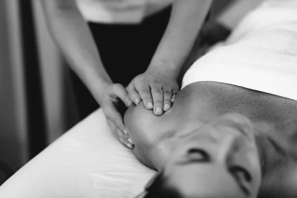 Fisioterapista Massaggiare Paziente Femminile Con Spalla Ferita Trattamento Infortuni Sportivi — Foto Stock
