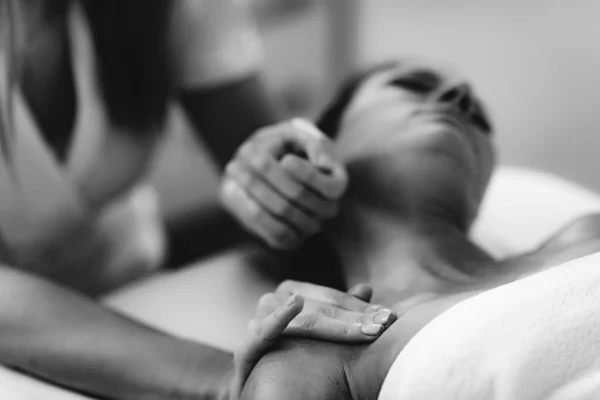 Fisioterapeuta Massageando Paciente Sexo Feminino Com Pescoço Ferido Tratamento Lesões — Fotografia de Stock