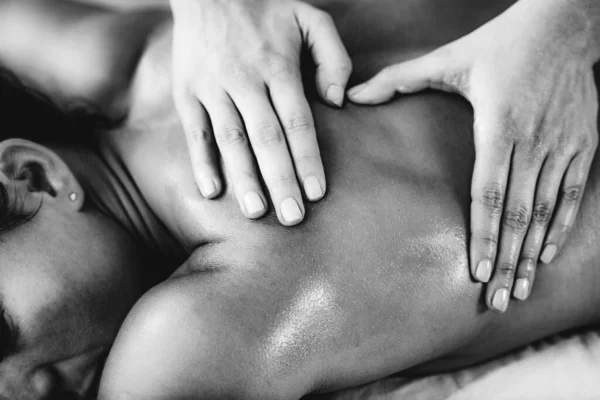 理疗师按摩肩叶受伤的女性病人 运动伤害治疗 — 图库照片