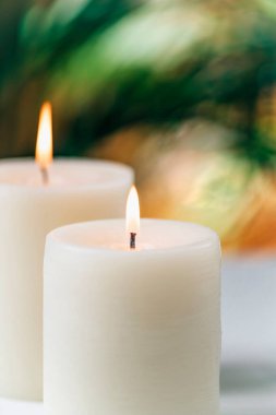 Aromaterapi kokulu beyaz vanilya mumları. 