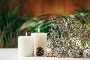 Aromaterapi kokulu beyaz vanilya mumları. 