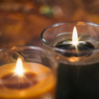 Aromatik mumlar. Çikolata kahverengi ve karamel kokulu mumlar.