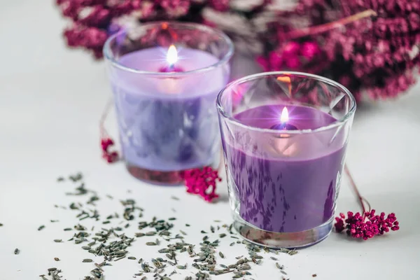 Aromatické Purpurové Vonné Svíčky Levandulovou Výzdobou Bílém Stole — Stock fotografie