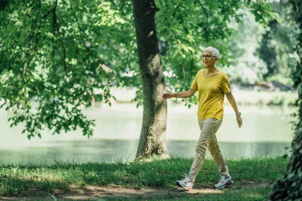 Mulher Madura Desfrutando Exercício Caminhada Junto Lago — Fotografia de Stock