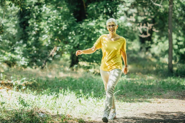 Exercício Caminhada Intermitente Mulher Madura Exercitando Perdendo Peso Durante Menopausa — Fotografia de Stock