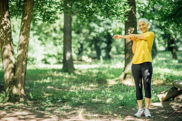 Senior Vrouw Stretching Een Outdoor Walking Oefening — Stockfoto