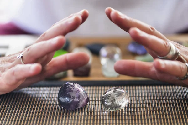 Mujer Espiritualmente Consciente Usando Numerología Cristales Curativos Dos Piedras —  Fotos de Stock