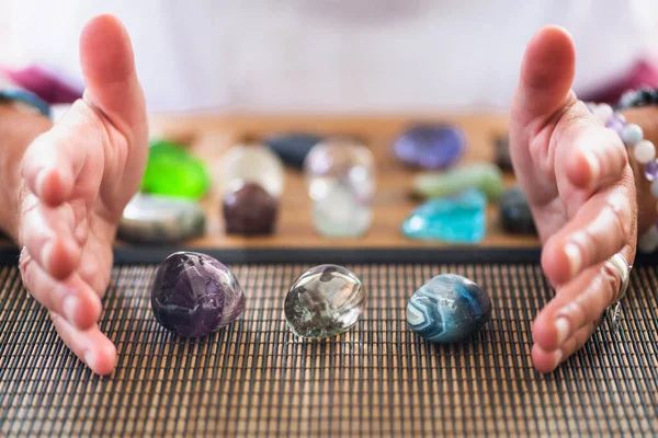 Mujer Espiritualmente Consciente Usando Numerología Cristales Curativos Tres Piedras —  Fotos de Stock
