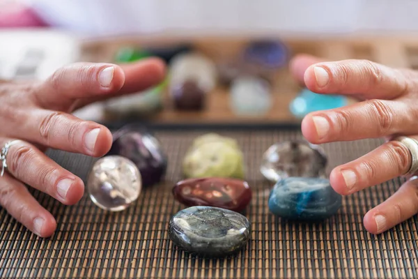 Mulher Espiritualmente Consciente Usando Numerologia Cristais Cura Sete Pedras — Fotografia de Stock