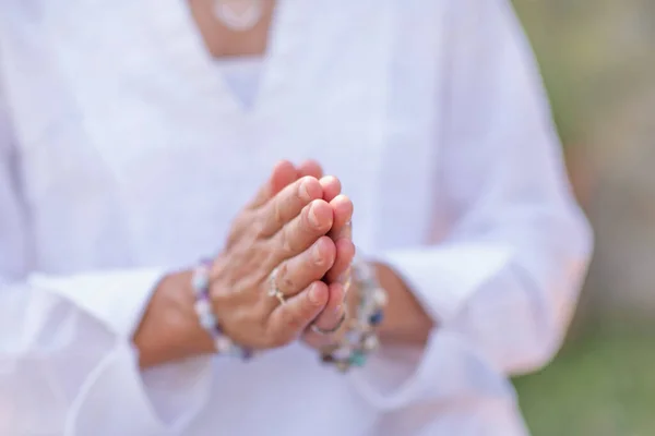 Sanadora Espiritual Practicando Mindfulness Sintiendo Aumentando Energía Positiva Mano Gesto — Foto de Stock