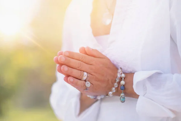 Női Spirituális Gyógyító Aki Odafigyel Érzékeli Növeli Pozitív Energiát Kézmozdulat — Stock Fotó