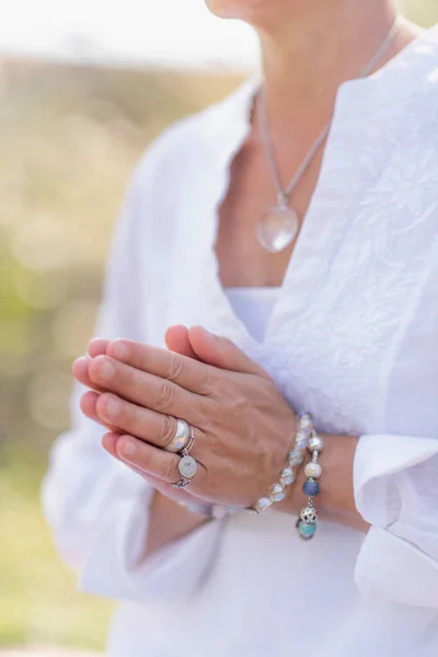 Vrouwelijke Spirituele Genezer Beoefent Mindfulness Voelt Verhoogt Positieve Energie Handgebaar — Stockfoto