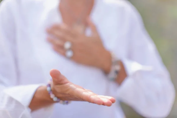 Kobieta Uzdrowicielka Duchowa Praktykująca Uważność Wyczuwając Zwiększając Pozytywną Energię Gest — Zdjęcie stockowe