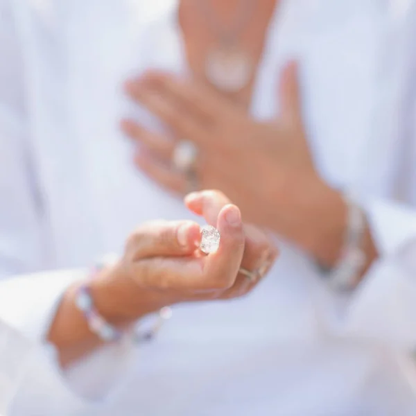 Terapeuta Espiritual Sanación Cristal Femenino Sosteniendo Varita Cristal Selenita Pulida — Foto de Stock