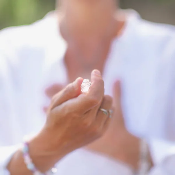 Kobiecy Kryształ Uzdrawiający Terapeuta Duchowy Trzymając Białą Polerowaną Różdżkę Kryształu — Zdjęcie stockowe