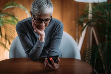 Kalbin Hızını Ölçen Kıdemli Kadın Akıllı Telefon 'da Kamera Kullanıyor