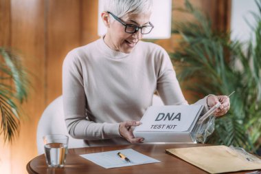 Evde DNA Testi Yapan Kıdemli Kadın