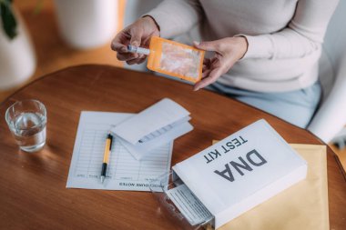 DNA Genetik Test Kiti Hazırlayan Kıdemli Kadın