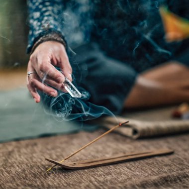 Evde tütsü çubukları ve kuvars kristal çakra değneğiyle meditasyon yapıyorum.. 