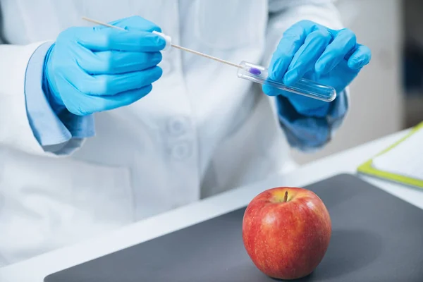 Laboratoriumanalyse Voor Voedselveiligheid Biochemicus Zoek Naar Pesticiden Appels — Stockfoto